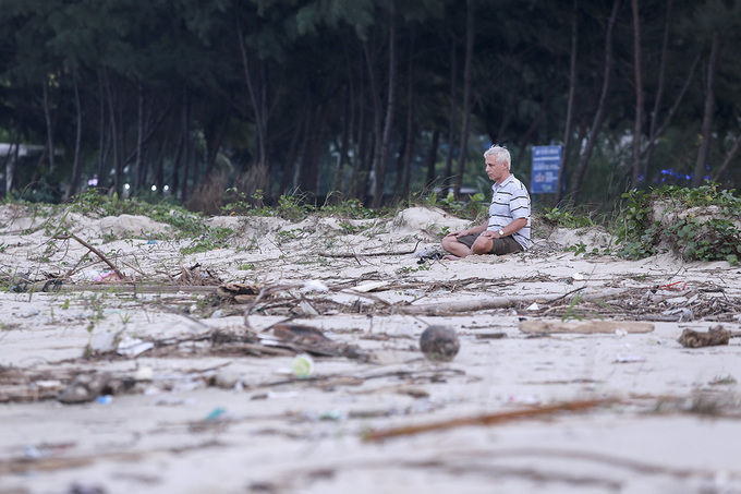 Gần trăm tấn rác tấp vào bãi biển Đà Nẵng